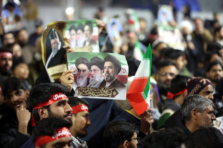 بیعت هندی‌های مقیم قم با رهبر معظم انقلاب