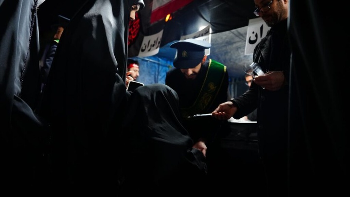 پذیرایی خادمان حرم بانوی کرامت از راهپیمایان در شب چهارشنبه آخر سال