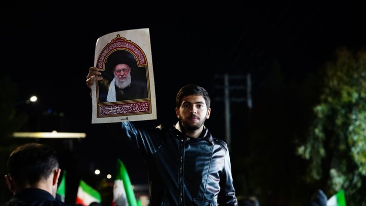 پذیرایی خادمان حرم بانوی کرامت از راهپیمایان در شب چهارشنبه آخر سال