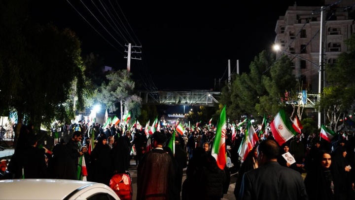 پذیرایی خادمان حرم بانوی کرامت از راهپیمایان در شب چهارشنبه آخر سال