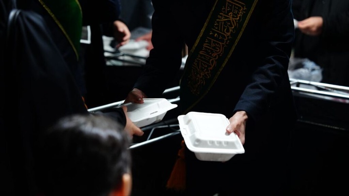 پذیرایی خادمان حرم بانوی کرامت از راهپیمایان در شب چهارشنبه آخر سال