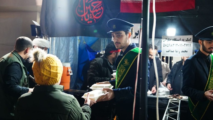 پذیرایی خادمان حرم بانوی کرامت از راهپیمایان در شب چهارشنبه آخر سال