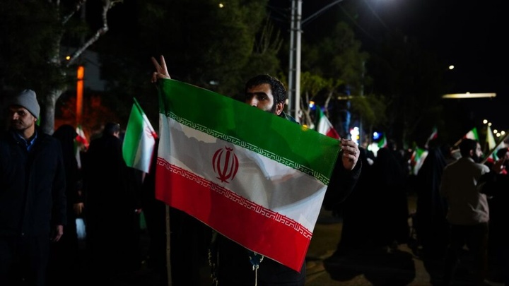 پذیرایی خادمان حرم بانوی کرامت از راهپیمایان در شب چهارشنبه آخر سال