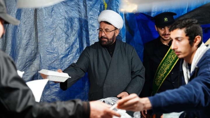 پذیرایی خادمان حرم بانوی کرامت از راهپیمایان در شب چهارشنبه آخر سال