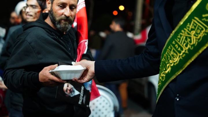 پذیرایی خادمان حرم بانوی کرامت از راهپیمایان در شب چهارشنبه آخر سال