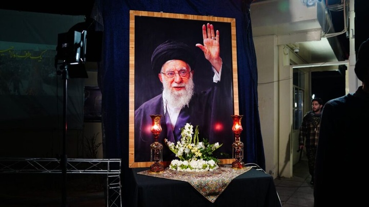 پذیرایی خادمان حرم بانوی کرامت از راهپیمایان در شب چهارشنبه آخر سال