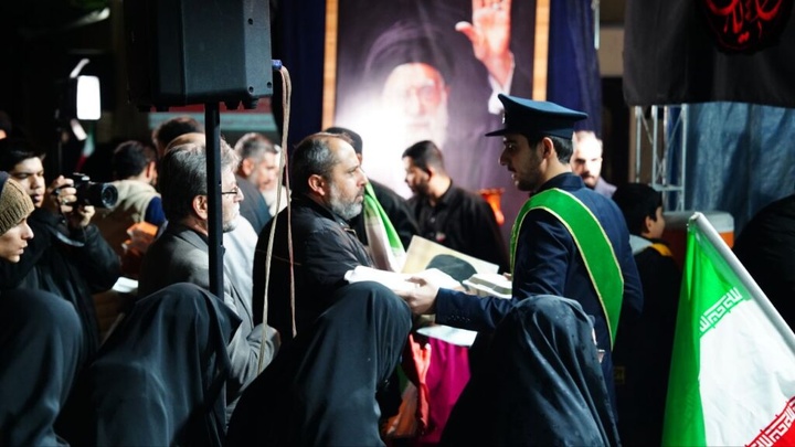 پذیرایی خادمان حرم بانوی کرامت از راهپیمایان در شب چهارشنبه آخر سال