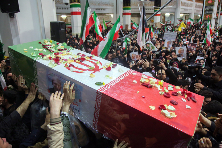 وداع با پیکر شهید لاریجانی در حرم حضرت فاطمه معصومه (س)