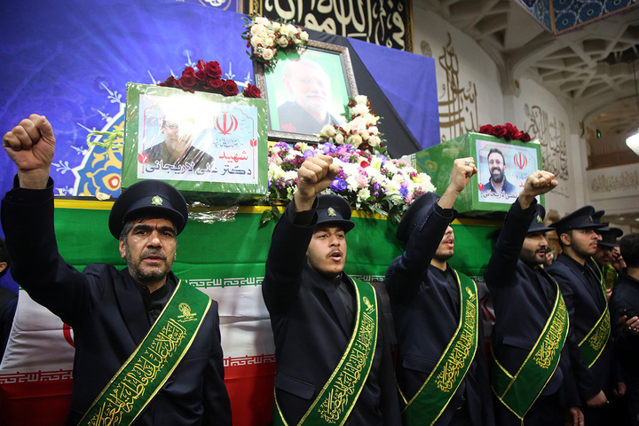 وداع با پیکر شهید لاریجانی در حرم حضرت فاطمه معصومه (س)