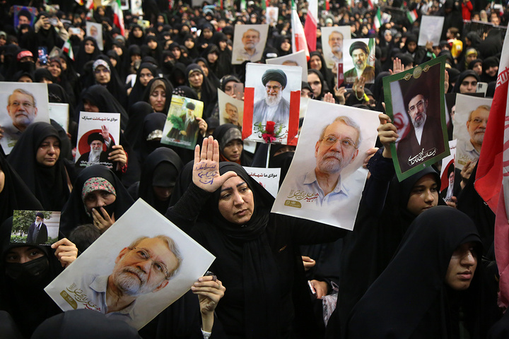 وداع با پیکر شهید لاریجانی در حرم حضرت فاطمه معصومه (س)