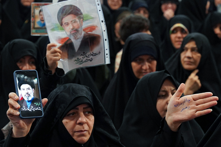 بیعت بانوان مشهدی با سومین رهبر ایران اسلامی