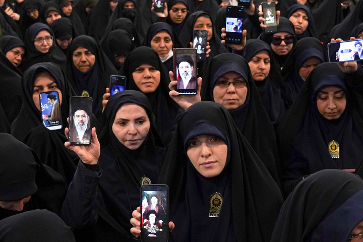 بیعت بانوان مشهدی با سومین رهبر ایران اسلامی
