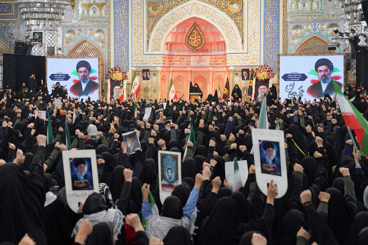 بیعت بانوان مشهدی با سومین رهبر ایران اسلامی