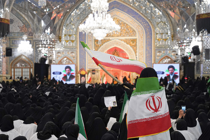 بیعت بانوان مشهدی با سومین رهبر ایران اسلامی