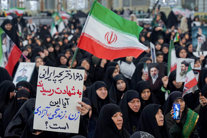 بیعت بانوان مشهدی با سومین رهبر ایران اسلامی
