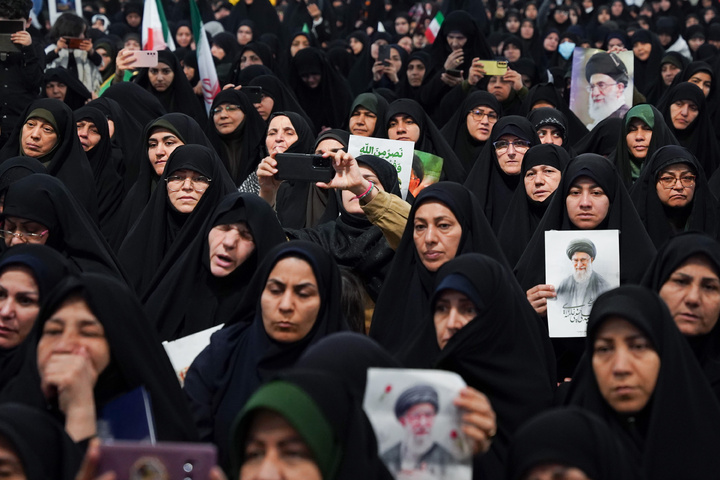 بیعت بانوان مشهدی با سومین رهبر ایران اسلامی