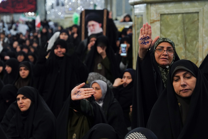 بیعت بانوان مشهدی با سومین رهبر ایران اسلامی