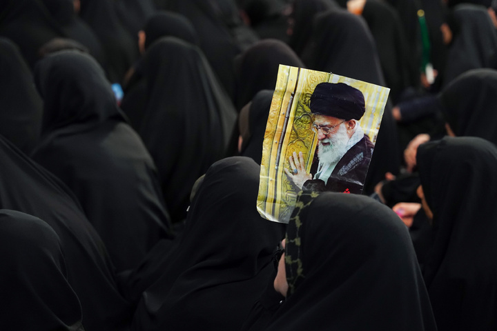 بیعت بانوان مشهدی با سومین رهبر ایران اسلامی