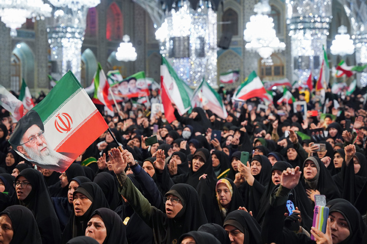 بیعت بانوان مشهدی با سومین رهبر ایران اسلامی