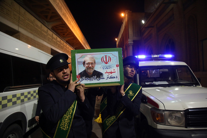 آخرین بوسه شهید لاریجانی بر ضریح مطهر بانوی کرامت پیچیده در پرچم