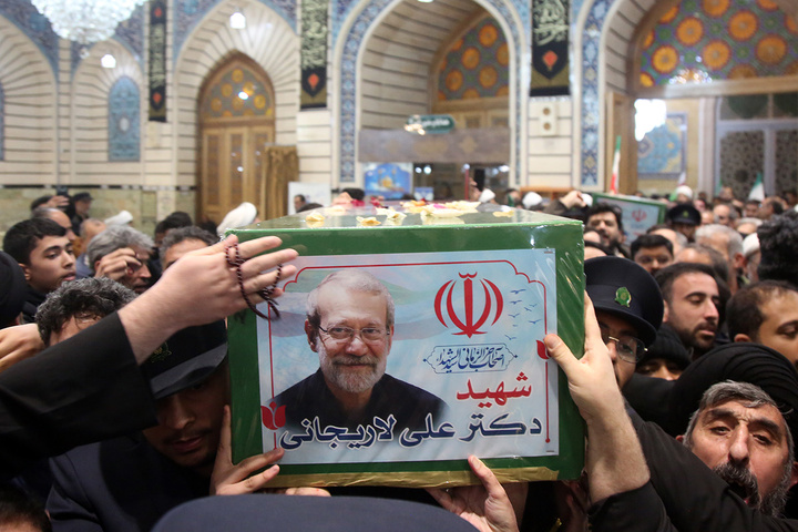 آخرین بوسه شهید لاریجانی بر ضریح مطهر بانوی کرامت پیچیده در پرچم