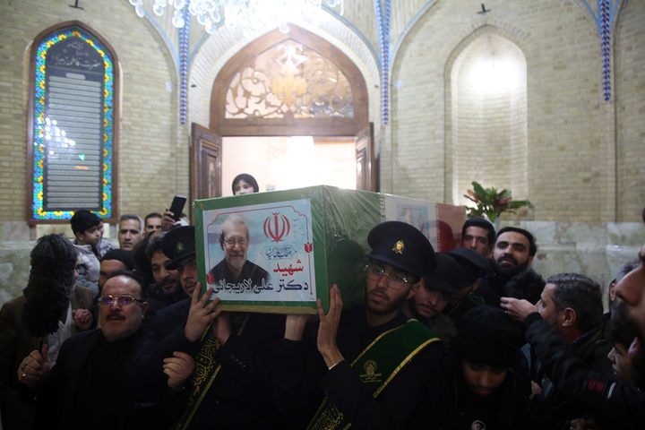 آخرین بوسه شهید لاریجانی بر ضریح مطهر بانوی کرامت پیچیده در پرچم