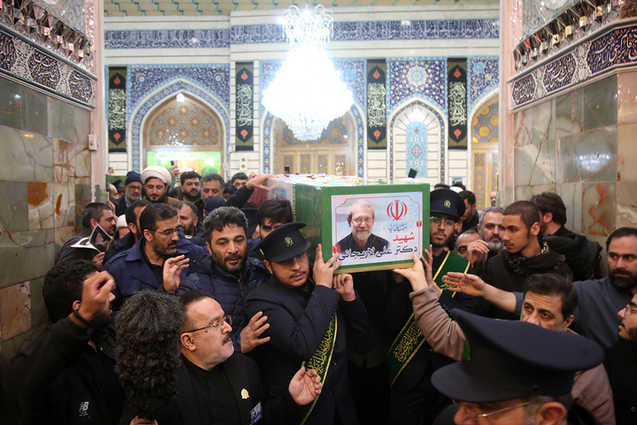 آخرین بوسه شهید لاریجانی بر ضریح مطهر بانوی کرامت پیچیده در پرچم