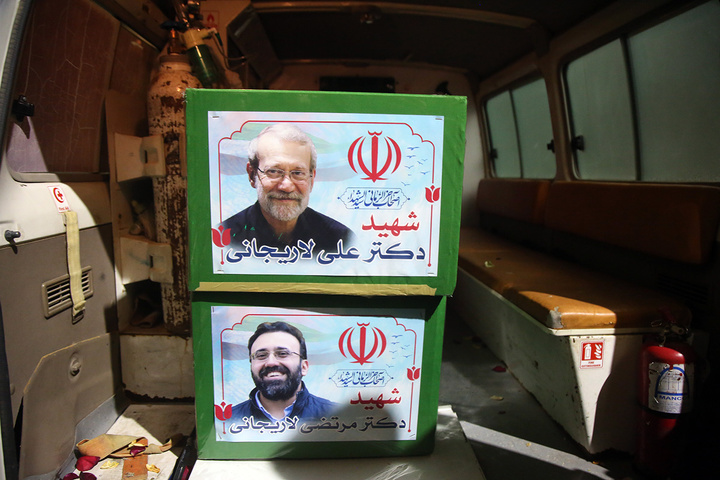 آخرین بوسه شهید لاریجانی بر ضریح مطهر بانوی کرامت پیچیده در پرچم