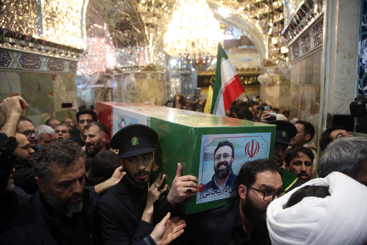 آخرین بوسه شهید لاریجانی بر ضریح مطهر بانوی کرامت پیچیده در پرچم