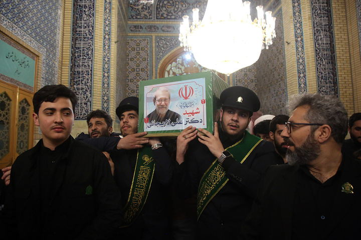 آخرین بوسه شهید لاریجانی بر ضریح مطهر بانوی کرامت پیچیده در پرچم