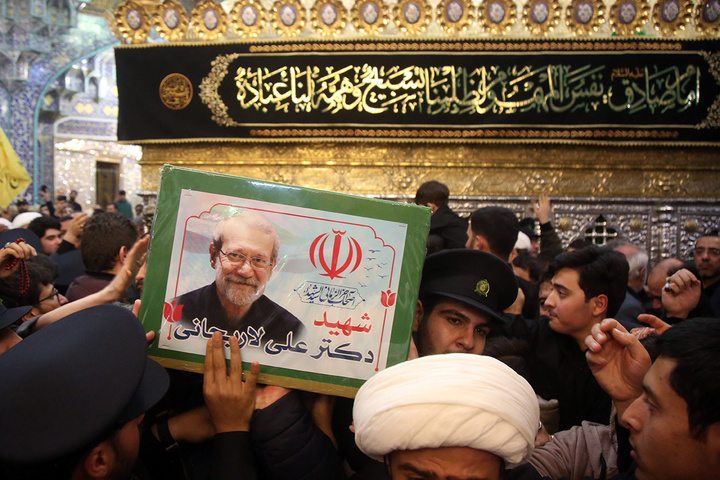 آخرین بوسه شهید لاریجانی بر ضریح مطهر بانوی کرامت پیچیده در پرچم