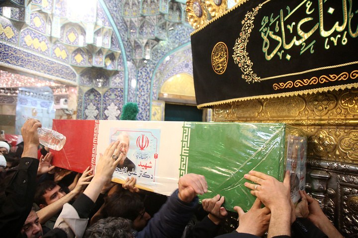 آخرین بوسه شهید لاریجانی بر ضریح مطهر بانوی کرامت پیچیده در پرچم