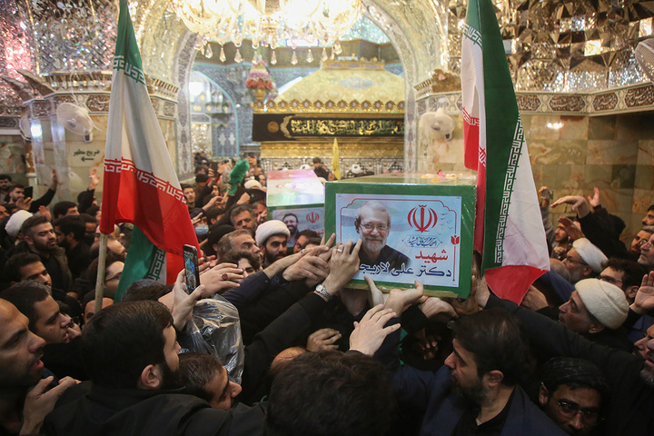 آخرین بوسه شهید لاریجانی بر ضریح مطهر بانوی کرامت پیچیده در پرچم