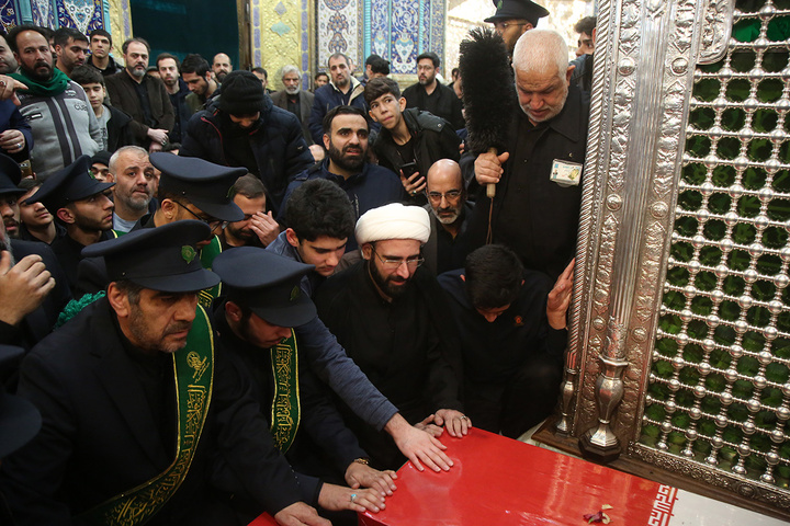 آخرین بوسه شهید لاریجانی بر ضریح مطهر بانوی کرامت پیچیده در پرچم