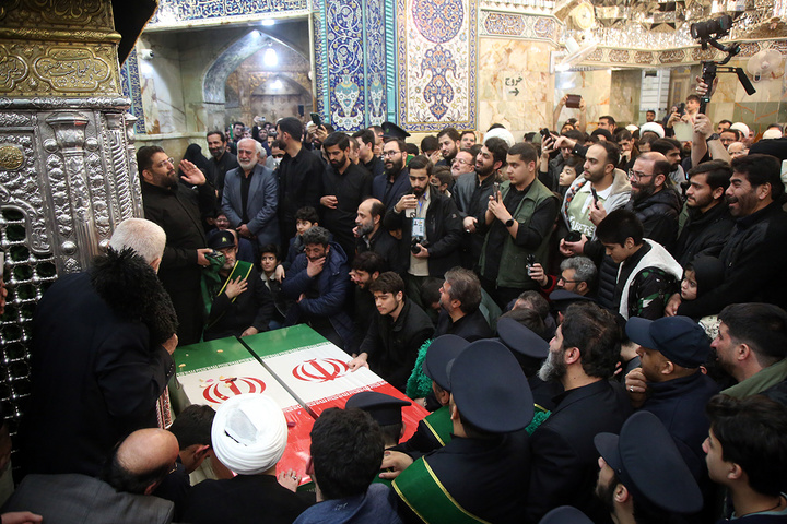 آخرین بوسه شهید لاریجانی بر ضریح مطهر بانوی کرامت پیچیده در پرچم