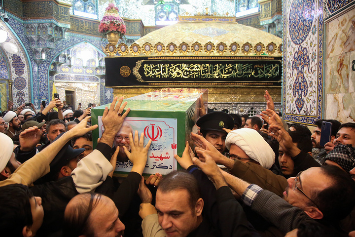 آخرین بوسه شهید لاریجانی بر ضریح مطهر بانوی کرامت پیچیده در پرچم