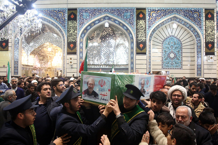 آخرین بوسه شهید لاریجانی بر ضریح مطهر بانوی کرامت پیچیده در پرچم