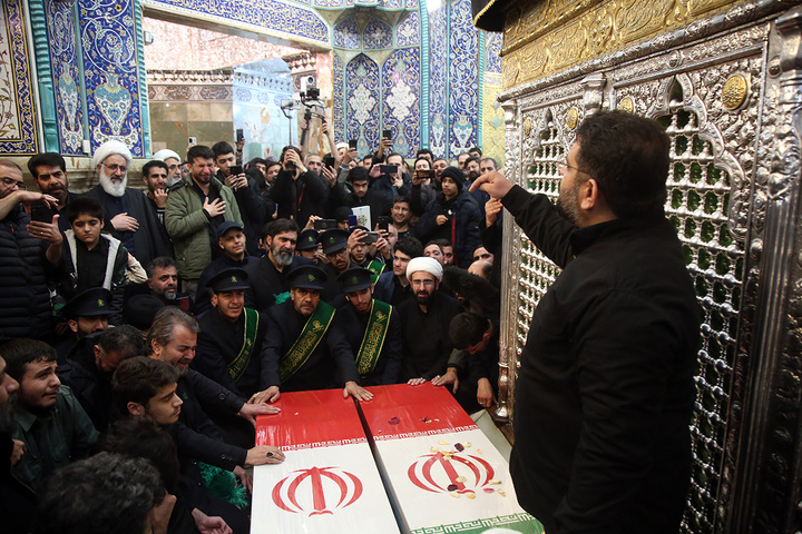 آخرین بوسه شهید لاریجانی بر ضریح مطهر بانوی کرامت پیچیده در پرچم