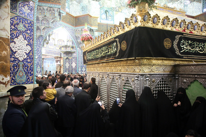 آخرین بوسه شهید لاریجانی بر ضریح مطهر بانوی کرامت پیچیده در پرچم