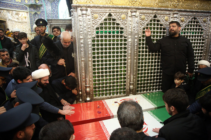 آخرین بوسه شهید لاریجانی بر ضریح مطهر بانوی کرامت پیچیده در پرچم