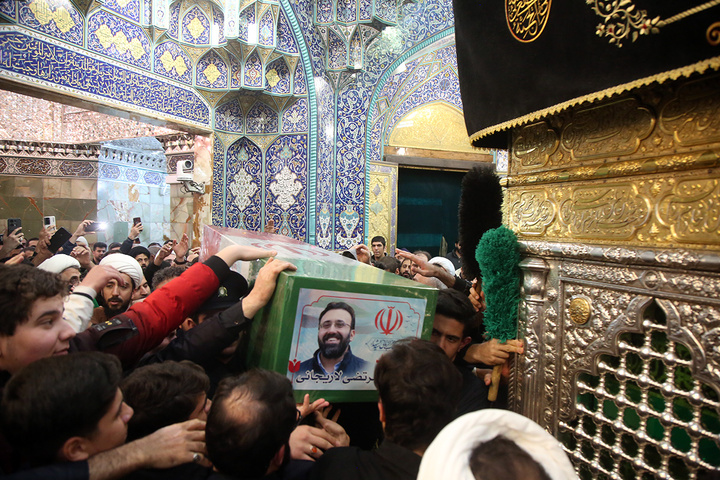 آخرین بوسه شهید لاریجانی بر ضریح مطهر بانوی کرامت پیچیده در پرچم