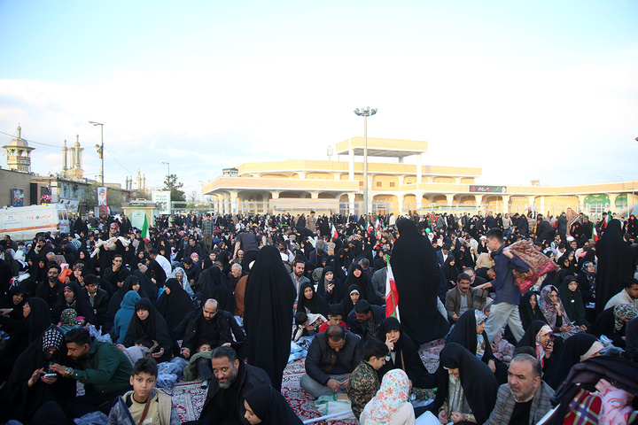 لحظه تحویل سال ۱۴۰۵ در حرم حضرت فاطمه معصومه (س)