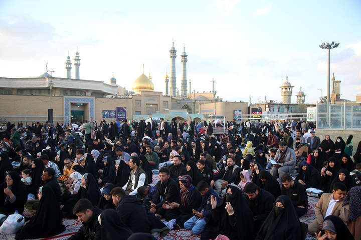 لحظه تحویل سال ۱۴۰۵ در حرم حضرت فاطمه معصومه (س)