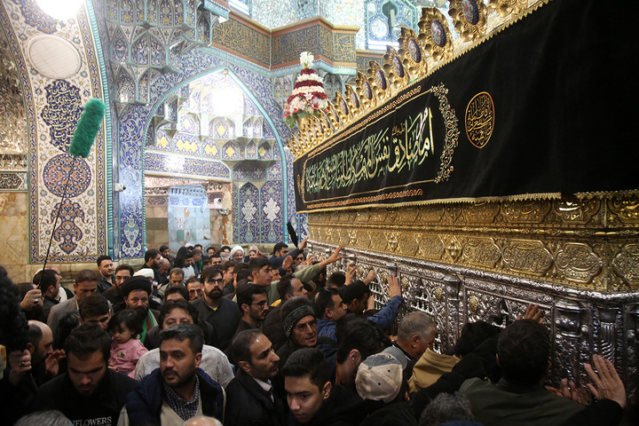 لحظه تحویل سال ۱۴۰۵ در حرم حضرت فاطمه معصومه (س)