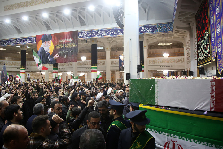 وداع با پیکر وزیر اطلاعات در حرم حضرت معصومه (س)