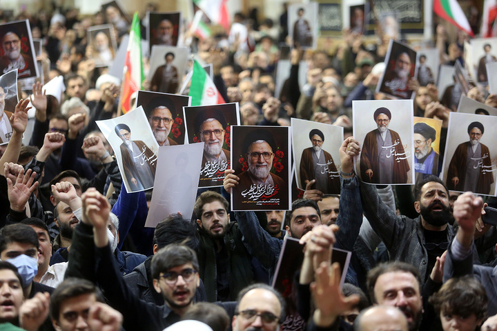 وداع با پیکر وزیر اطلاعات در حرم حضرت معصومه (س)