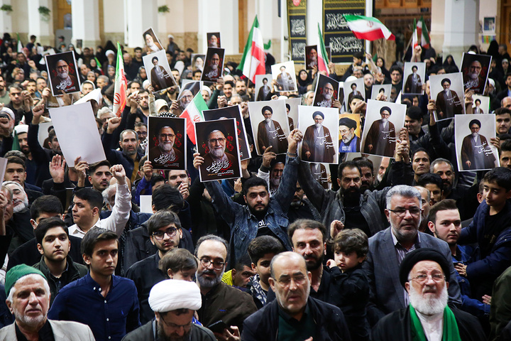 وداع با پیکر وزیر اطلاعات در حرم حضرت معصومه (س)