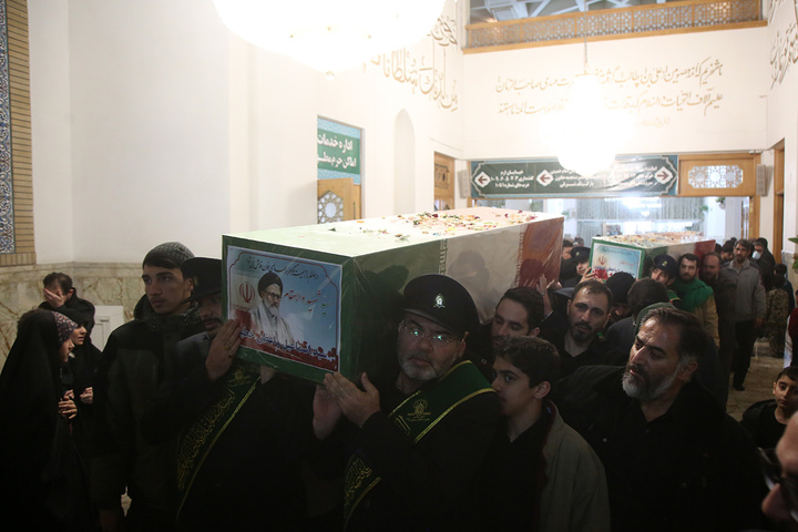 وداع با پیکر وزیر اطلاعات در حرم حضرت معصومه (س)