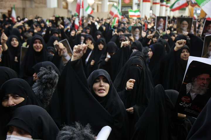 وداع با پیکر وزیر اطلاعات در حرم حضرت معصومه (س)