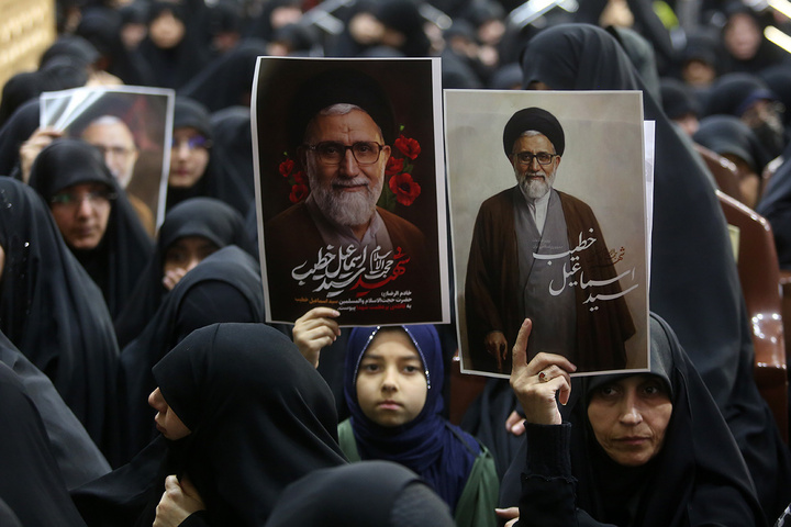 وداع با پیکر وزیر اطلاعات در حرم حضرت معصومه (س)